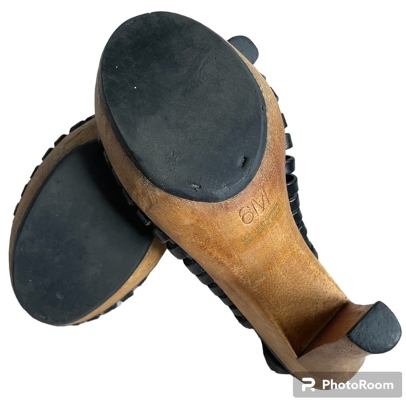 MICHAEL KORS | MICHAEL MK BLACK WOODE. STRAPY OPEN-TOE 5” HEELS, SIZE 6 - Picture 3 of 5